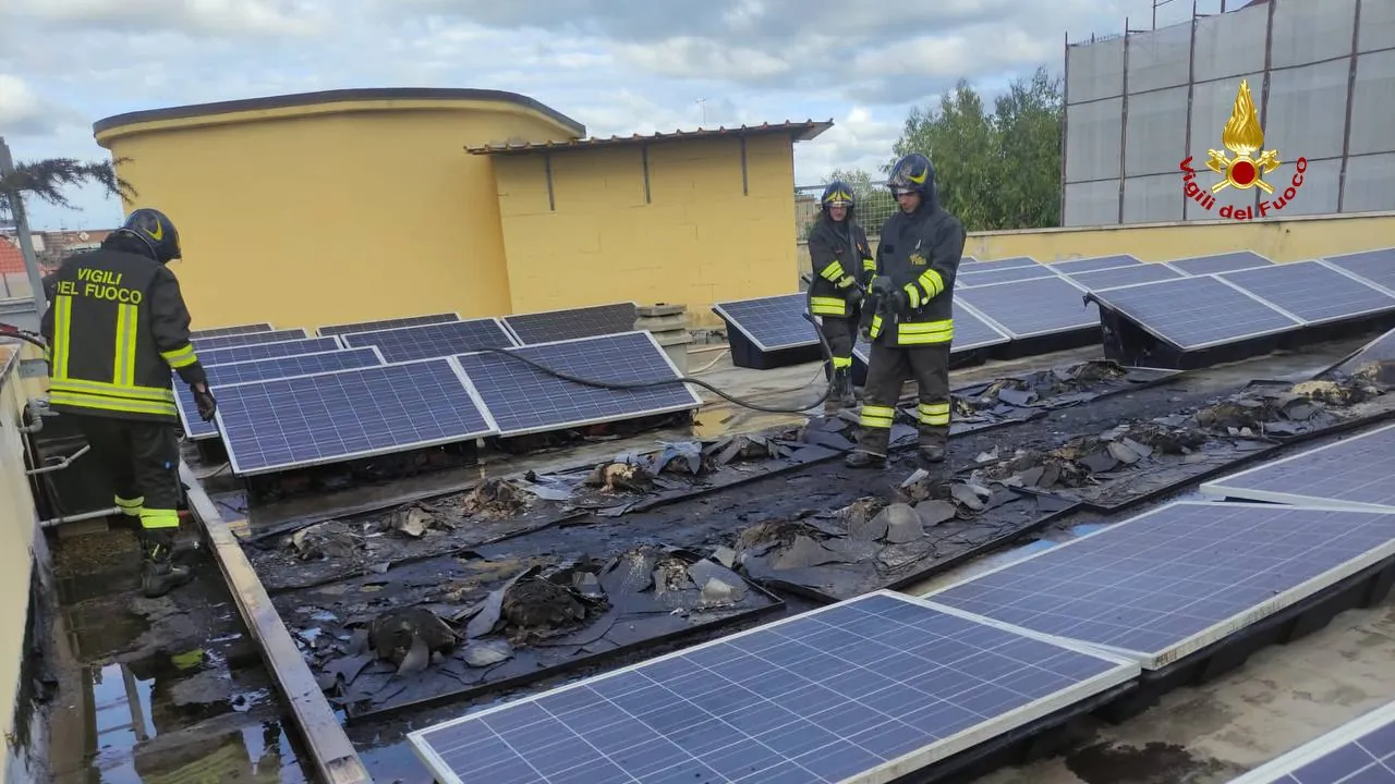 Intervento dei Vigili del Fuoco su un impianto fotovoltaico danneggiato